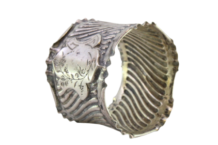  Argola de guardanapo em prata com relevos espiralados envolvendo cartela para monograma.